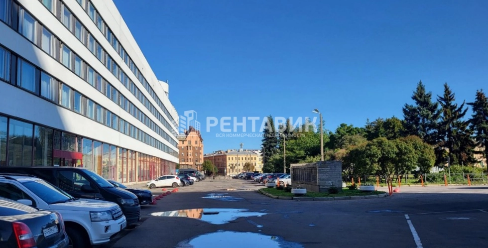 Помещение свободного назначения Азимут Hotel площадью 2000 квадратных метров