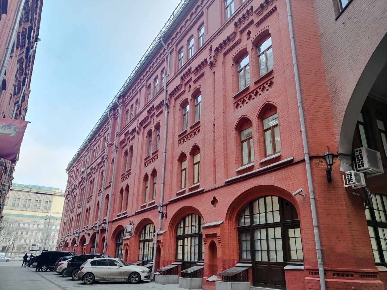фасад дома, здание по адресу г Москва, Новая пл, д 8 стр 2 