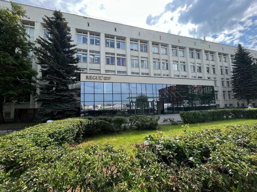 фасад дома, здание по адресу г Санкт-Петербург, Малоохтинский пр-кт, д 68