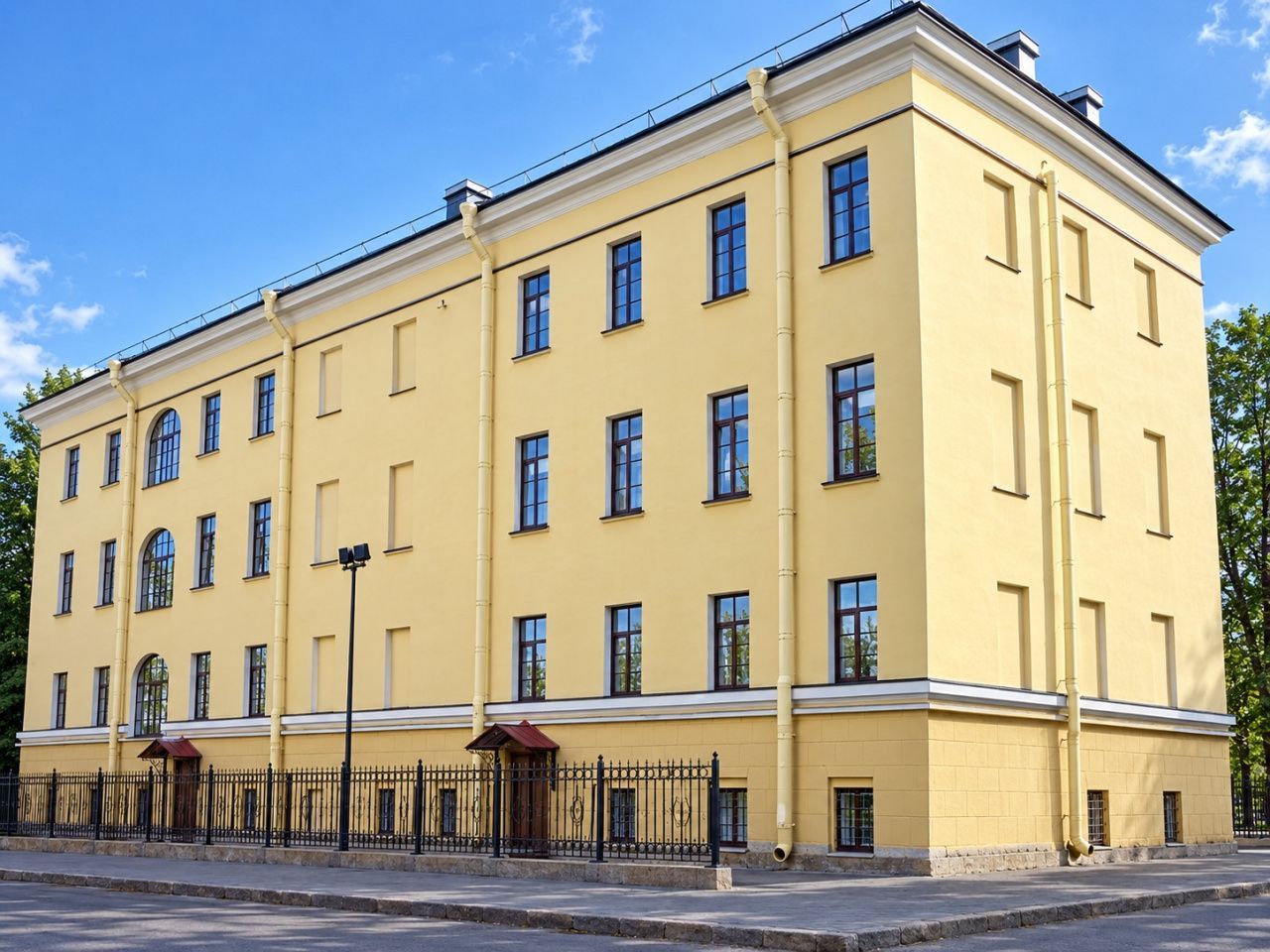 фасад дома, здание по адресу г Санкт-Петербург, наб Реки Фонтанки, д 166