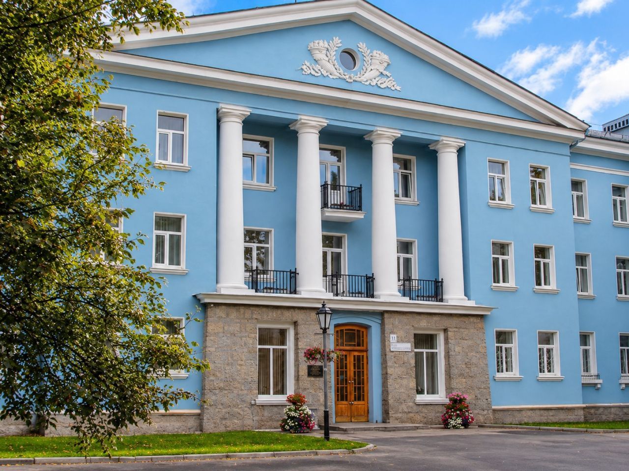 фасад дома, здание по адресу г Санкт-Петербург, поселок Металлострой, ул Железнодорожная, д 11а