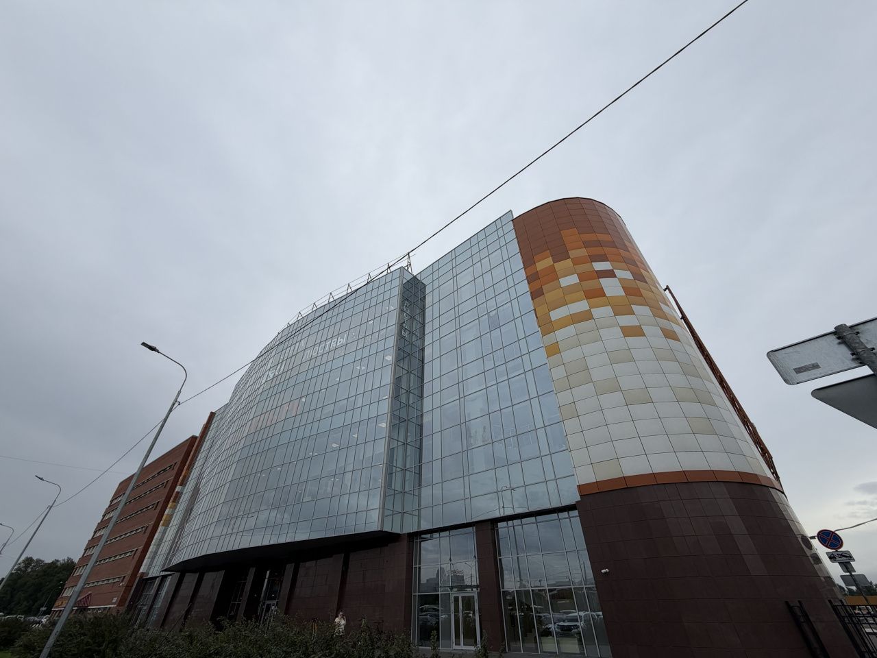 фасад дома, здание по адресу г Санкт-Петербург, Богатырский пр-кт, д 18 к 2